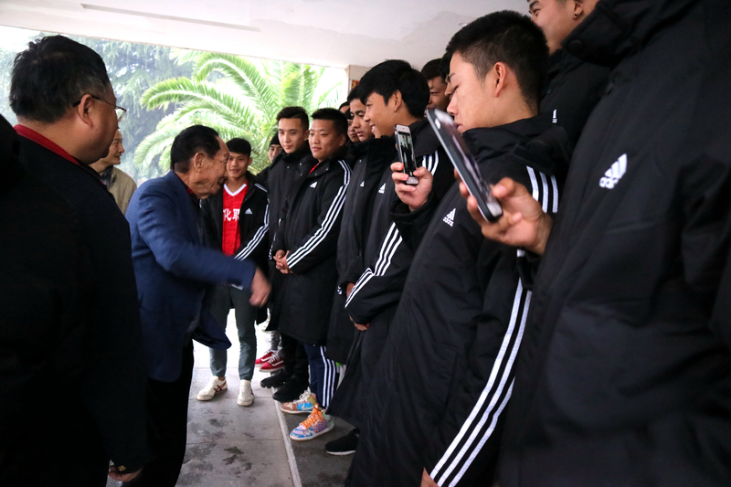 1512095223303069506.jpg 与队员们握手.jpg