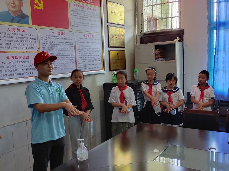 1595229664728025747.jpg 志愿者教孩子如何正确洗手消毒2.jpg