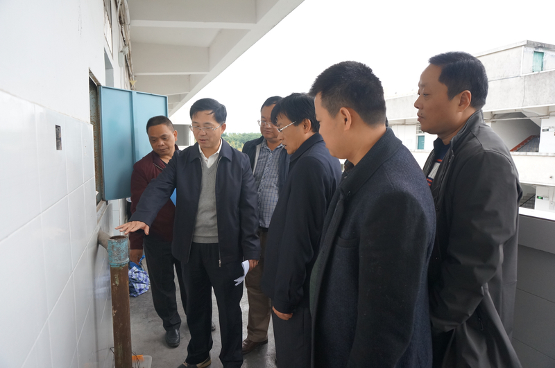 1508235878607025098.jpg 胡佳武书记带队深入学生宿舍楼排查消防栓供水问题.jpg