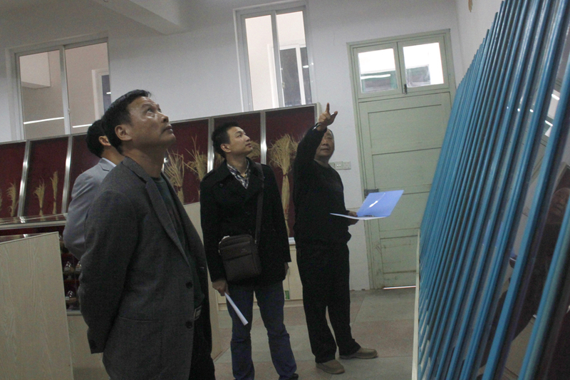 1508235961646029849.jpg 王聪田院长带队仔细排查教学楼墙体漏水问题.jpg